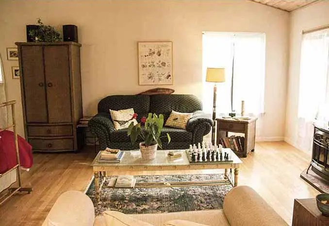 Sunny sitting room in the Water's Edge Cottage