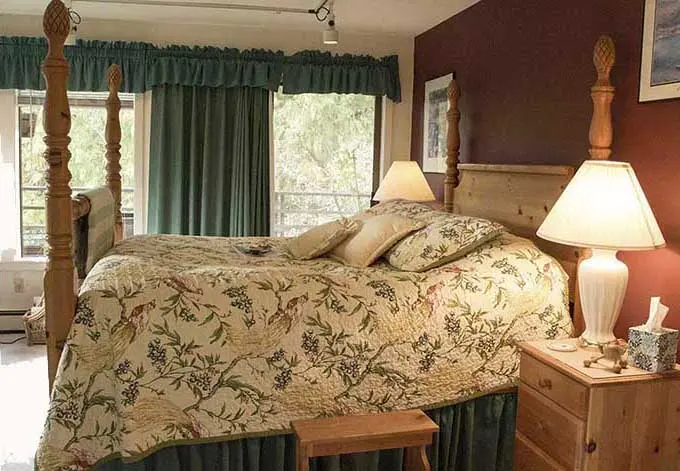 Queen four-poster bed in the Green House Suite