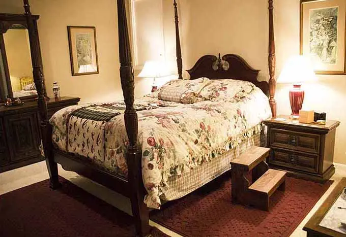 Queen four-poster bed in the Pond Suite